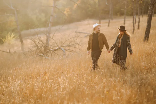 Romantikus Szerelmespár Sétál Őszi Parkban Szerelmi Történet Őszi Stílus Csók — Stock Fotó