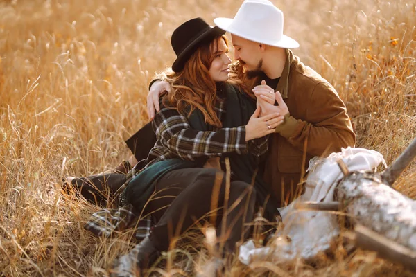 Sonbahar parkında yürüyen romantik bir çift. Aşk hikayesi. Sonbahar tarzı. Öp ve sarıl..