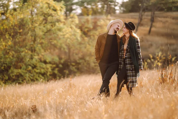 Pareja Romántica Enamorada Caminando Parque Otoño Historia Amor Estilo Otoño — Foto de Stock