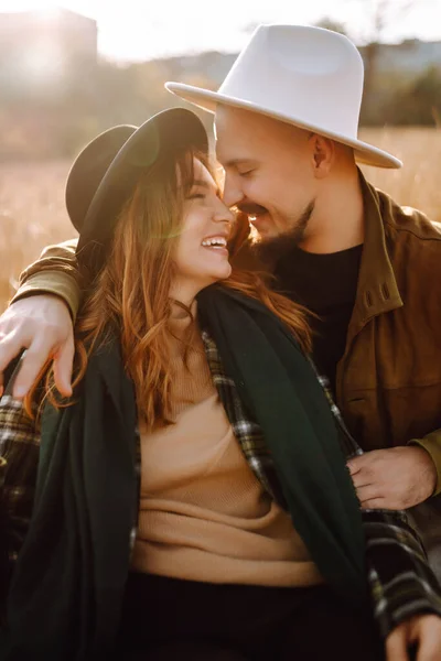 Couple Romantique Amoureux Marchant Dans Parc Automne Une Histoire Amour — Photo