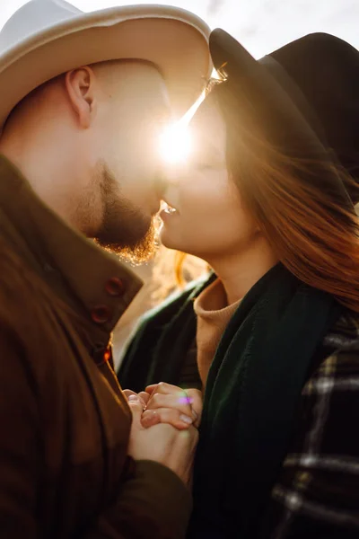 Casal Romântico Apaixonado Andando Parque Outono História Amor Estilo Outono — Fotografia de Stock