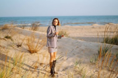 Doğada poz veren zarif, lüks bir kadının portresi. İnsanlar, yaşam tarzı, rahatlama ve tatil konsepti. Moda, tarz kavramı. 