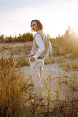 Doğada poz veren zarif, lüks bir kadının portresi. İnsanlar, yaşam tarzı, rahatlama ve tatil konsepti. Moda, tarz kavramı. 