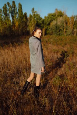 Doğada poz veren zarif, lüks bir kadının portresi. İnsanlar, yaşam tarzı, rahatlama ve tatil konsepti. Moda, tarz kavramı. 