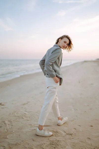 Modelo Moda Posando Cerca Del Mar Mujer Joven Descansando Naturaleza —  Fotos de Stock