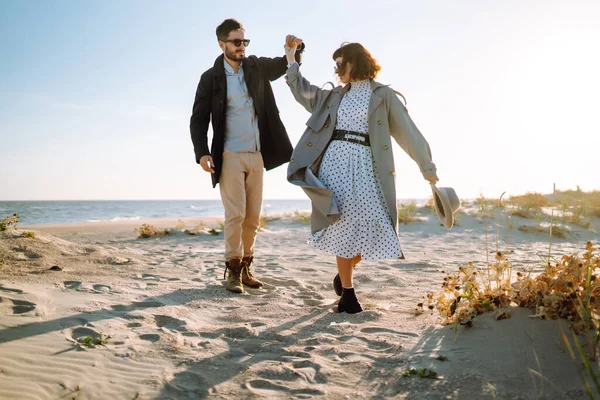 Fashion Koppel Genieten Van Elkaar Het Strand Tijdens Herfst Zonnige — Stockfoto