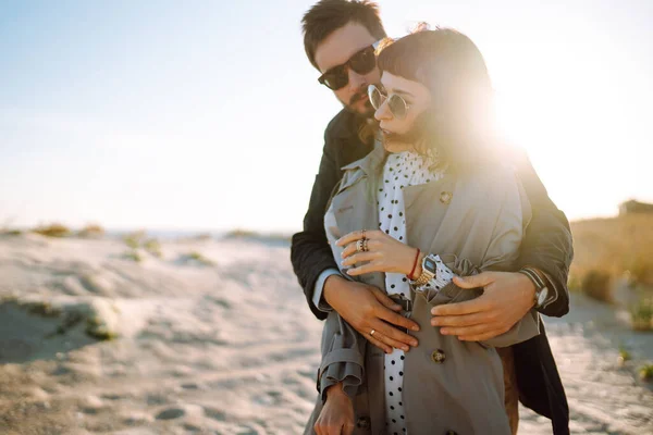 Casal Moda Curtindo Uns Aos Outros Praia Durante Outono Dia — Fotografia de Stock