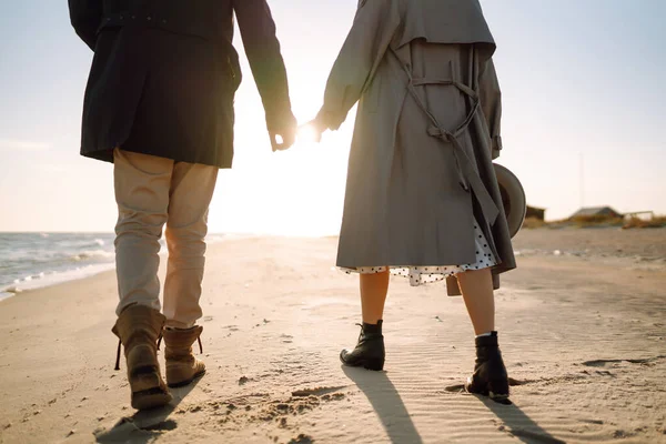 Casal Moda Curtindo Uns Aos Outros Praia Durante Outono Dia — Fotografia de Stock