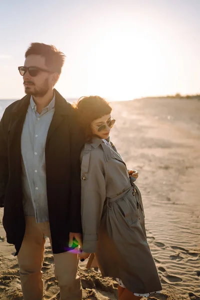 Casal Moda Curtindo Uns Aos Outros Praia Durante Outono Dia — Fotografia de Stock