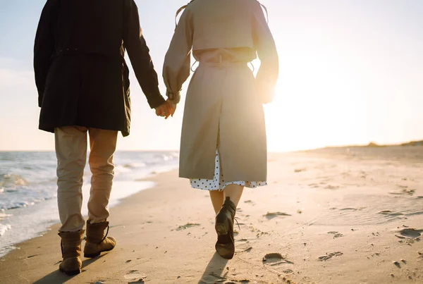 Casal Moda Curtindo Uns Aos Outros Praia Durante Outono Dia — Fotografia de Stock