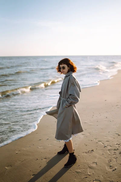 Mulher Elegante Roupa Moda Caminha Longo Praia Durante Dia Ensolarado — Fotografia de Stock