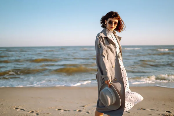 Stylish Woman Fashionable Clothes Walks Seashore Autumn Sunny Day Travel — Stock Photo, Image