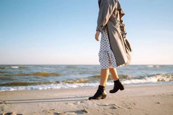 Snygg Kvinna Fashionabla Kläder Promenader Längs Stranden Hösten Solig Dag — Stockfoto