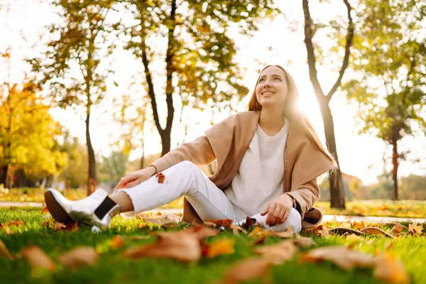 Młoda Kobieta Odpoczywająca Naturze Ludzie Relaks Wakacje Koncepcja Jesienny Styl — Zdjęcie stockowe
