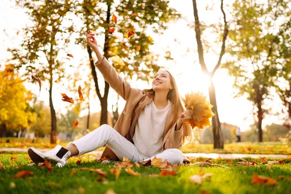 Jovem Descansando Natureza Pessoas Relaxamento Férias Conceito Estilo Outono — Fotografia de Stock