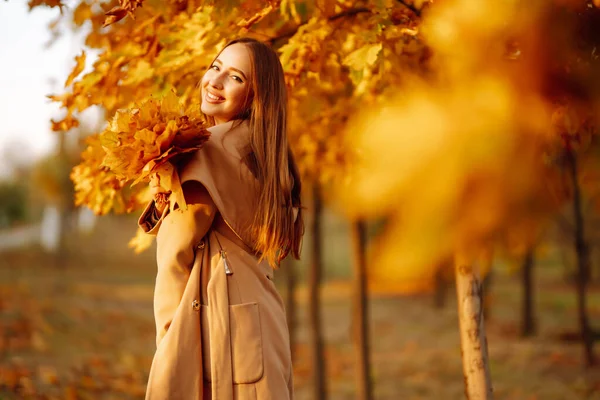 若い女性が自然の中で休んでいる リラクゼーション 休暇の概念 秋の風 — ストック写真