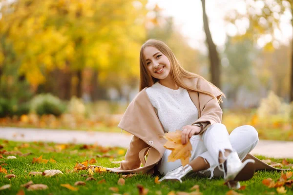 Jovem Descansando Natureza Pessoas Relaxamento Férias Conceito Estilo Outono — Fotografia de Stock