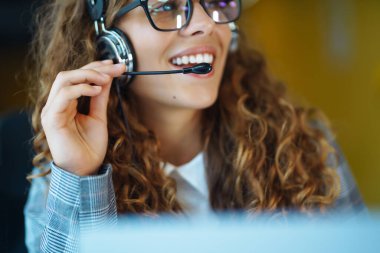 Genç kadın, öğrenci, öğretmen, iş kadını internet kamerasından arayan kablosuz kulaklık takıyor. İş konferansı. E-öğrenim eğitim kavramı.