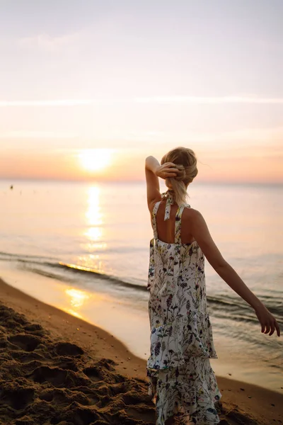 年轻女子日落时沿着海滨散步 放松和生活方式概念 — 图库照片