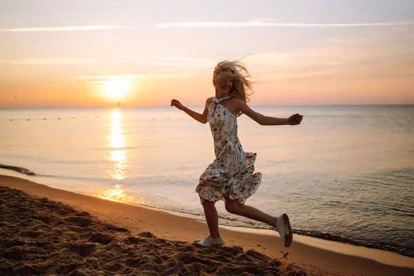 Una Joven Camina Orillas Del Mar Atardecer Viajes Fin Semana —  Fotos de Stock