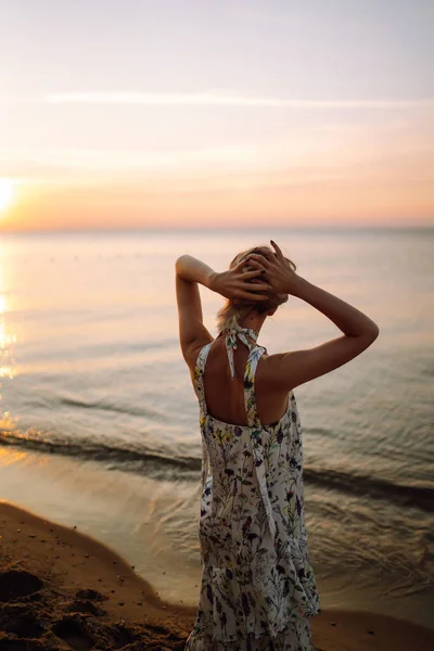 Wanita Muda Berjalan Pantai Saat Matahari Terbenam Perjalanan Akhir Pekan — Stok Foto