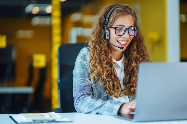 Jonge Vrouw Student Leraar Zakenvrouw Dragen Draadloze Headset Videoconferentie Bellen — Stockfoto