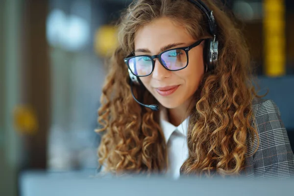 Jonge Vrouw Student Leraar Zakenvrouw Dragen Draadloze Headset Videoconferentie Bellen — Stockfoto
