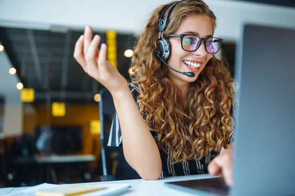 Jonge Vrouw Student Leraar Zakenvrouw Dragen Draadloze Headset Videoconferentie Bellen — Stockfoto