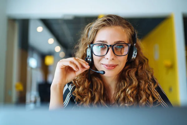 Jonge Vrouw Student Leraar Zakenvrouw Dragen Draadloze Headset Videoconferentie Bellen — Stockfoto