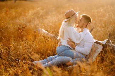 Sonbahar güneşli günlerinde aşık romantik bir çift yürüyor. Aşk hikayesi. Sonbahar tarzı. Öp ve sarıl..
