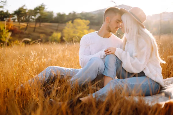 Pareja Romántica Enamorada Caminando Durante Día Soleado Otoño Historia Amor —  Fotos de Stock