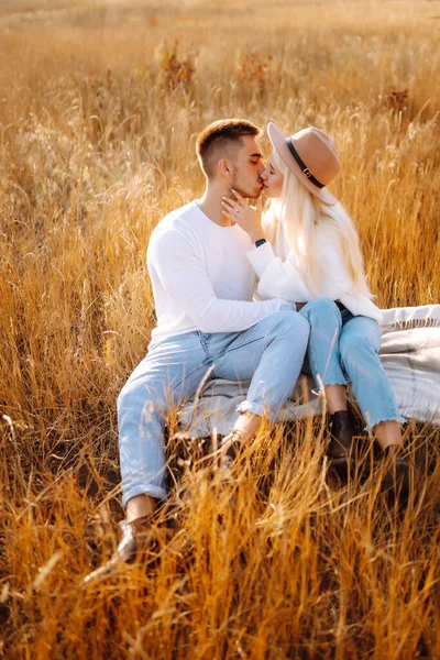 Coppia Romantica Innamorata Che Cammina Durante Giornata Sole Autunnale Storia — Foto Stock