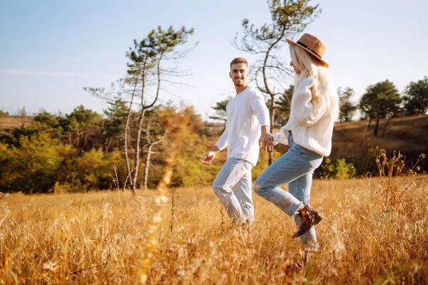 낭만적 연인들은 가을에 산책하는 좋아한다 스토리 스타일 키스와 — 스톡 사진