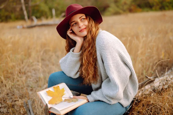 Jonge Vrouw Zit Een Ruit Een Herfstpark Met Een Boek — Stockfoto