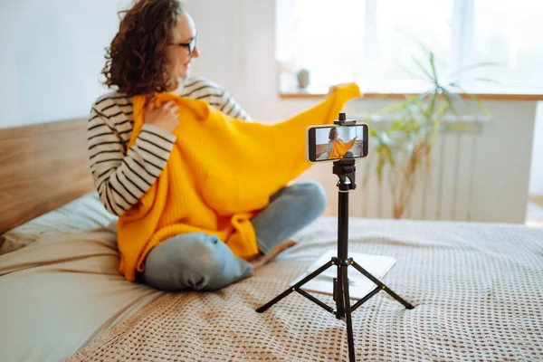 Blogueiro Moda Gravando Novo Conteúdo Para Vlog Com Câmera Segurando — Fotografia de Stock