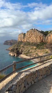 Sakin bir deniz manzaralı engebeli uçurumların altında kumlu bir sahil var. Bereketli yeşillik huzurlu bir öğleden sonra boyunca sakin atmosfere katkı sağlar..