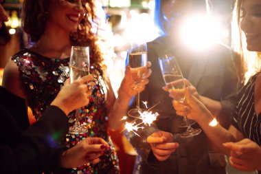 Şık kıyafetler içindeki mutlu kadınlar rahat bir odada, kadeh tokuşturup kıvılcımlar yakarak eğleniyorlar. Dört kız arkadaş gözlüklü ve maytaplı tatilin tadını çıkarıyor. Konsept rahat ve eğlenceli..