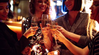 Şık kıyafetler içindeki mutlu kadınlar rahat bir odada, kadeh tokuşturup kıvılcımlar yakarak eğleniyorlar. Dört kız arkadaş gözlüklü ve maytaplı tatilin tadını çıkarıyor. Konsept rahat ve eğlenceli..