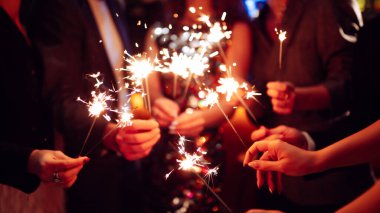 Genç arkadaşlar şirket partisinde maytaplarla ve bir bardak şampanyayla eğleniyorlar. Yakışıklı erkekler ve kadınlar yeni yılı rahat uzayda kutlayarak birlikte vakit geçirirler. Oncept neşeli ve eğlencelidir..