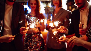 Genç arkadaşlar şirket partisinde maytaplarla ve bir bardak şampanyayla eğleniyorlar. Yakışıklı erkekler ve kadınlar yeni yılı rahat uzayda kutlayarak birlikte vakit geçirirler. Oncept neşeli ve eğlencelidir..