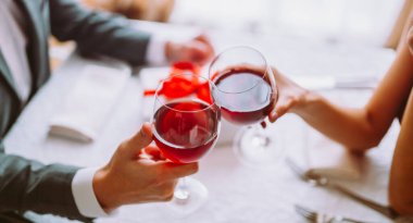 Sevgililer Günü konsepti. Aşık mutlu bir çift. Sevgililer Günü 'nü restoranda kutlayan çift..