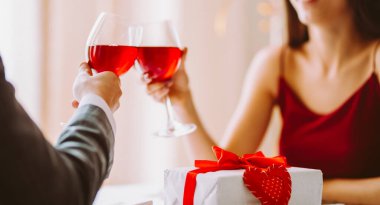 Sevgililer Günü konsepti. Aşık mutlu bir çift. Sevgililer Günü 'nü restoranda kutlayan çift..