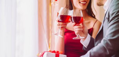 Sevgililer Günü konsepti. Aşık mutlu bir çift. Sevgililer Günü 'nü restoranda kutlayan çift..