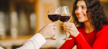 Kadın ve erkek ellerinde kırmızı şarapla rahat bir kafede oturuyorlar. Birbirine aşık bir çift ya da yıldönümünü kutlayan ve birlikte eğlenen bir çift. Aşk ve kutlama kavramı.