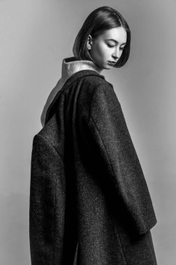 Portre mankeni kadın gri ceketli poz stüdyonun arka planında