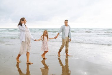 Mutlu bir aile bulutlu bir günde deniz kıyısında gezinir. Genç bir adam, hamile bir kadın ve kızları birlikte vakit geçirip eğleniyorlar. Kavram, aile, rahatlama ve beklenti hakkındadır..