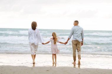 Mutlu bir aile bulutlu bir günde deniz kıyısında gezinir. Genç bir adam, hamile bir kadın ve kızları birlikte vakit geçirip eğleniyorlar. Kavram, aile, rahatlama ve beklenti hakkındadır..