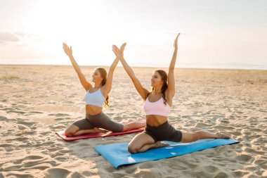 İki arkadaş güneş ışınlarında deniz kıyısındaki minderlerde yoga yapıyor. Atletik kadınlar günbatımı kumsalında egzersiz yapar ve meditasyon yaparlar. Konseptler arasında meditasyon, rahatlama ve dostluk yer alıyor..
