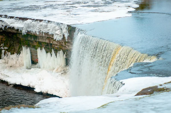 Зимний водопад во льду — стоковое фото