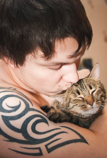 Kärleksfull katt och man — Stockfoto